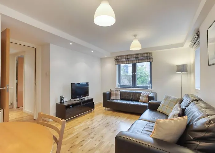 *Amazing Location!*In Heart Of The City. 2Br & Cot