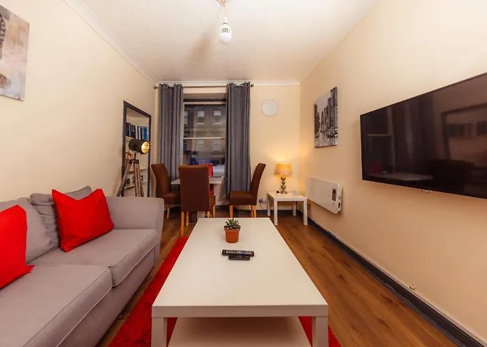 In Old Town, Cozy 4 Bedroom Flat