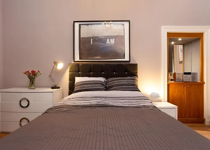 Spacious 2 Bedroom House Near The Meadows