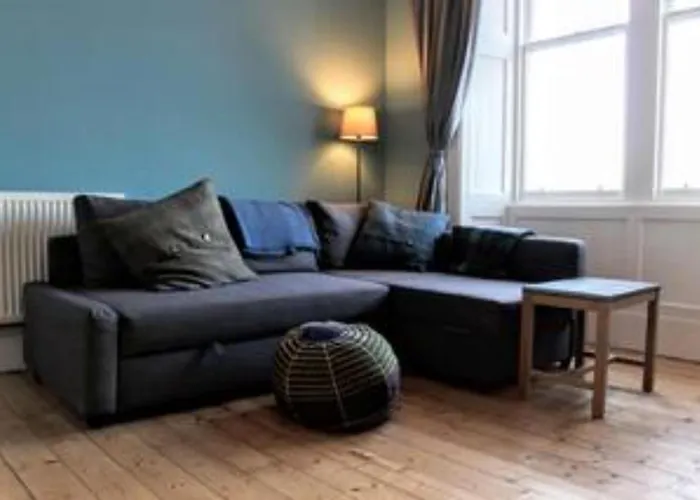 Bright Modern Arthurs Seat 2 Bedroom Apartment