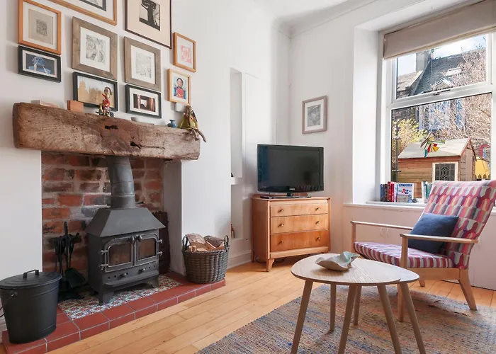 Vibrant Cottage Style Flat at Leith Links Park