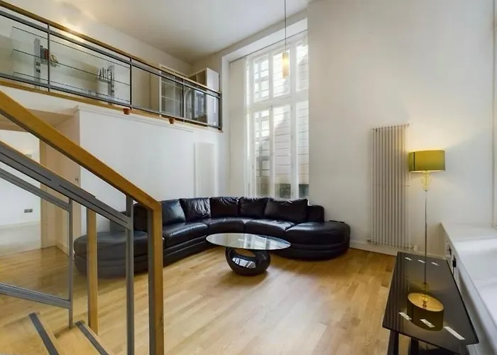 Boutique 4-Bed Luxury Central Apartment