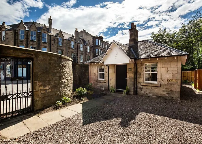 Trinity Lodge, House With The Private Garden In Edinburgh