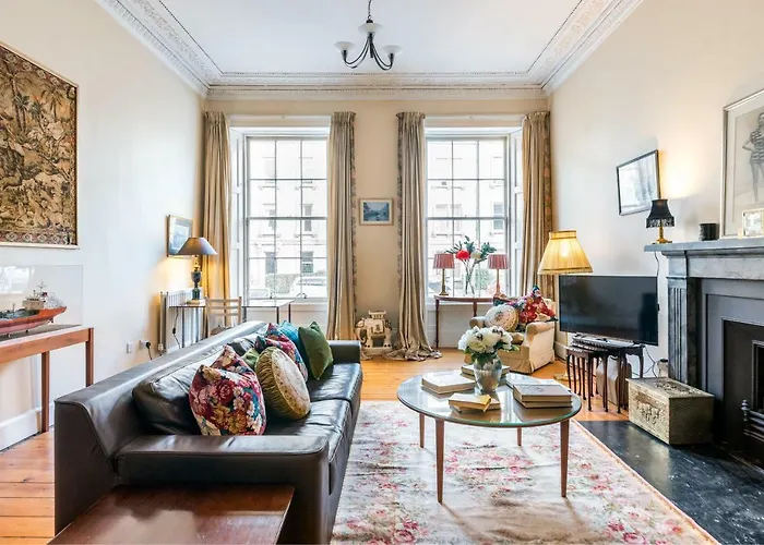 Grand & Spacious Central Apt With Wifi