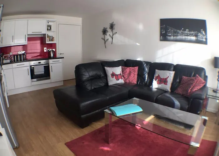 3 Bedroom Flat Near City Centre With Parking