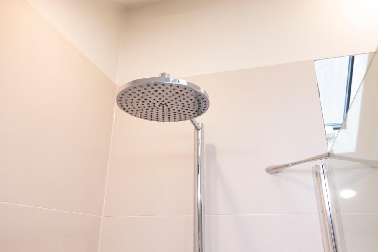 Joivy Contemporary And Vibrant 1br Flat Near Princes Street Apartment *