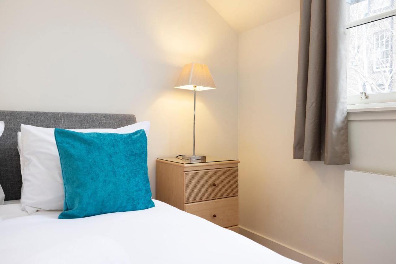 Joivy Contemporary And Vibrant 1br Flat Near Princes Street Apartment *