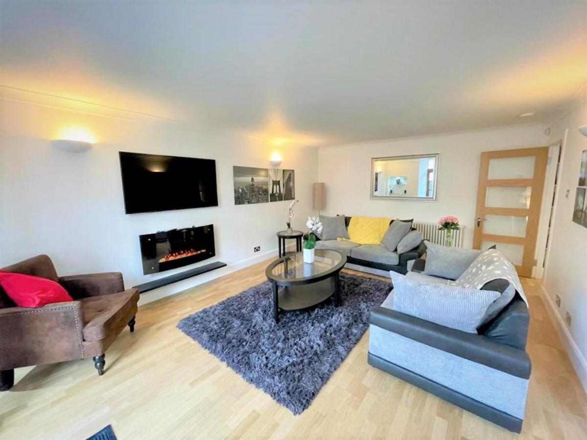 Elite 3 Bed New Town With Private Walled Garden Apartment *