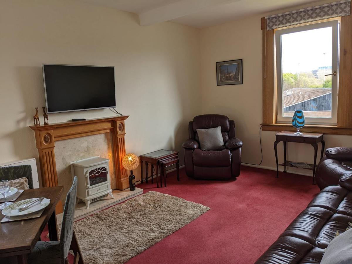 Large 3 Bedroom Apartment/flat In Ideal Location Apartment *