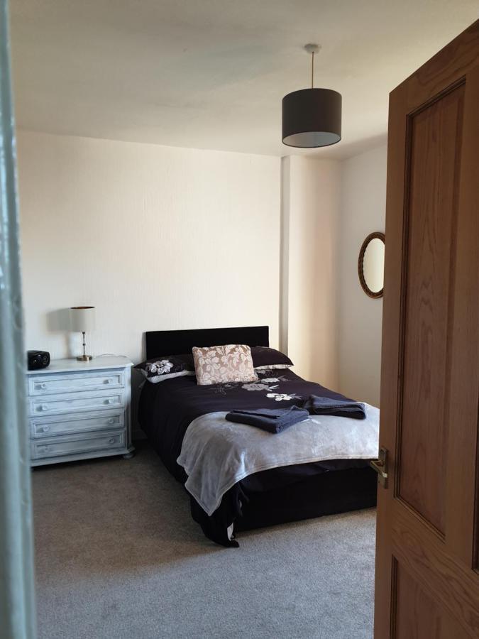 Apartment Large 3 Bedroom Apartment/flat In Ideal Location