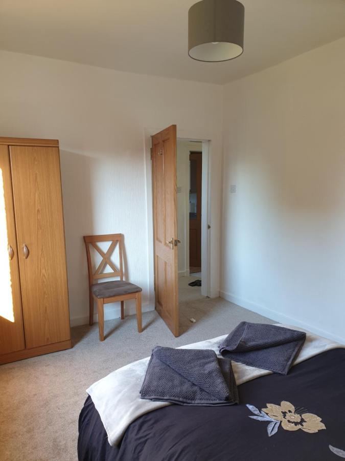 Apartment Large 3 Bedroom Apartment/flat In Ideal Location *