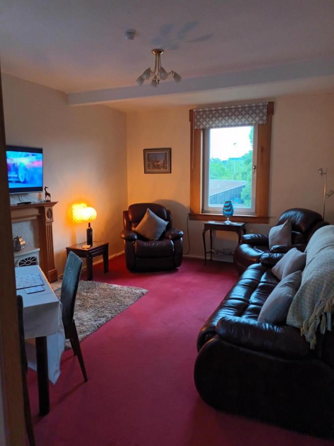 Large 3 Bedroom Apartment/flat In Ideal Location * Edinburgh
