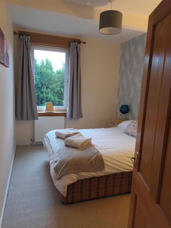 Large 3 Bedroom Apartment/flat In Ideal Location * Edinburgh