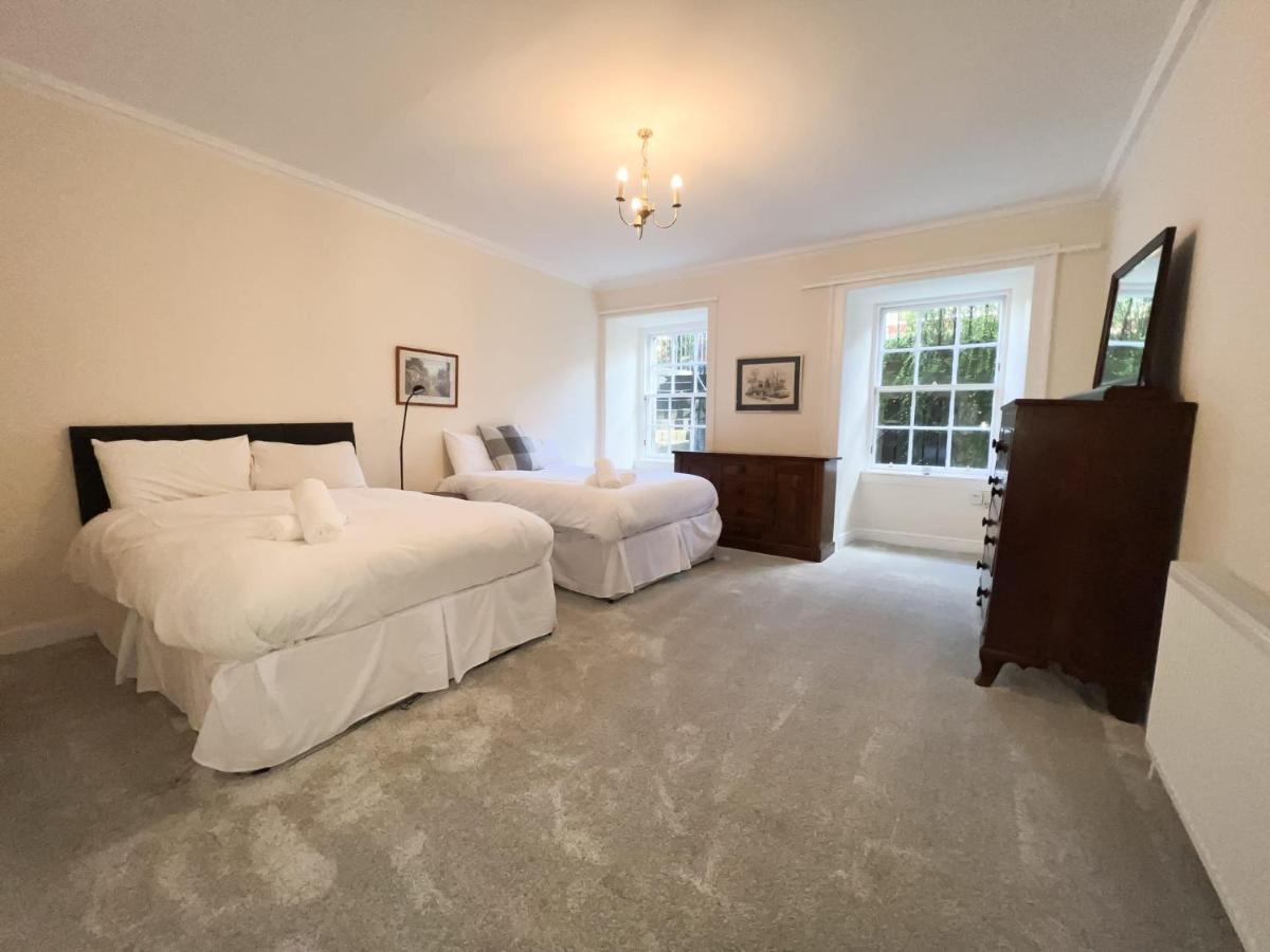 Spacious Flat Sleeps 8 Near Princes Street * Edinburgh