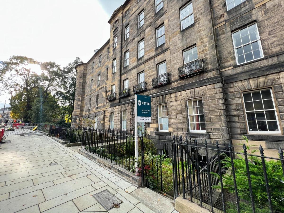 Spacious Flat Sleeps 8 Near Princes Street * Edinburgh