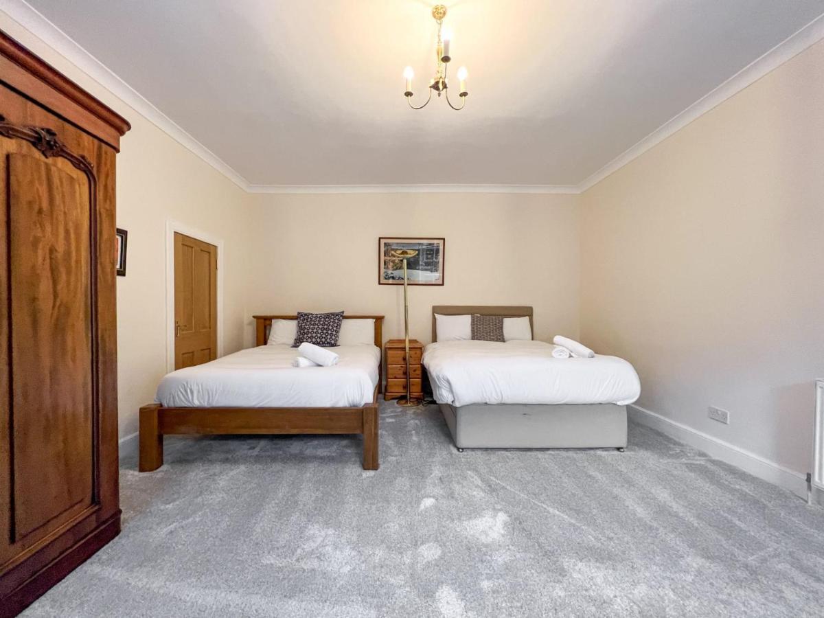 Spacious Flat Sleeps 8 Near Princes Street Apartment Edinburgh