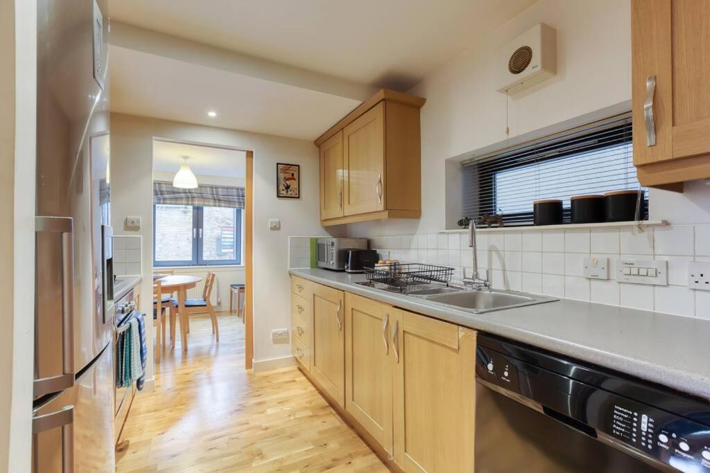 *amazing Location!*in Heart Of The City. 2br & Cot *