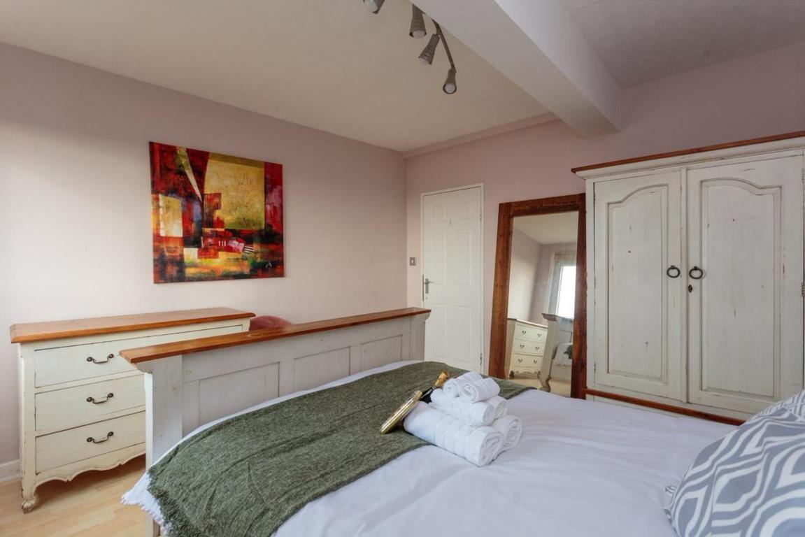 Apartment Gorgeous 3-bed Flat, 15 Minutes To Centre