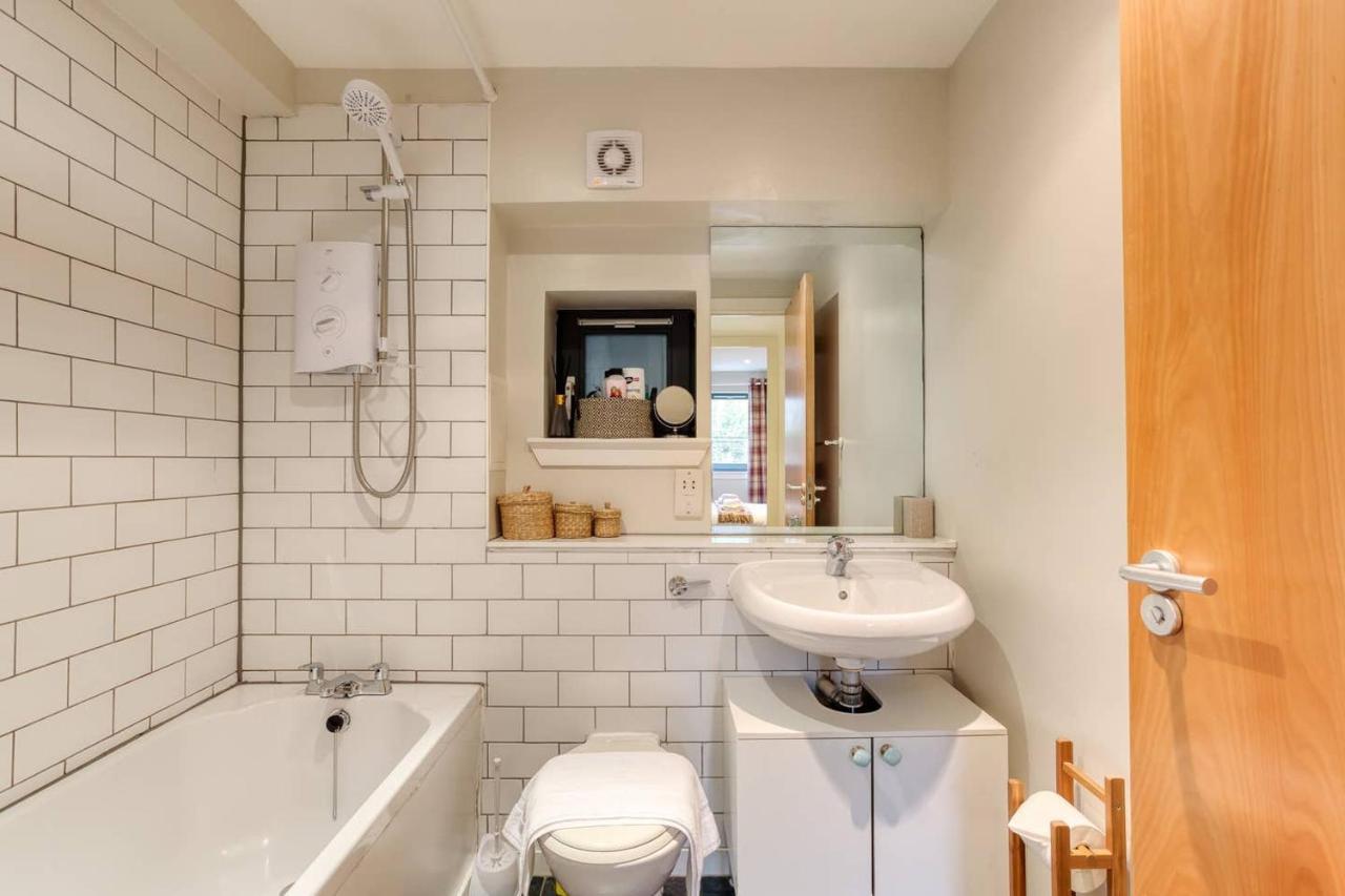 Apartment *amazing Location!*in Heart Of The City. 2br & Cot *