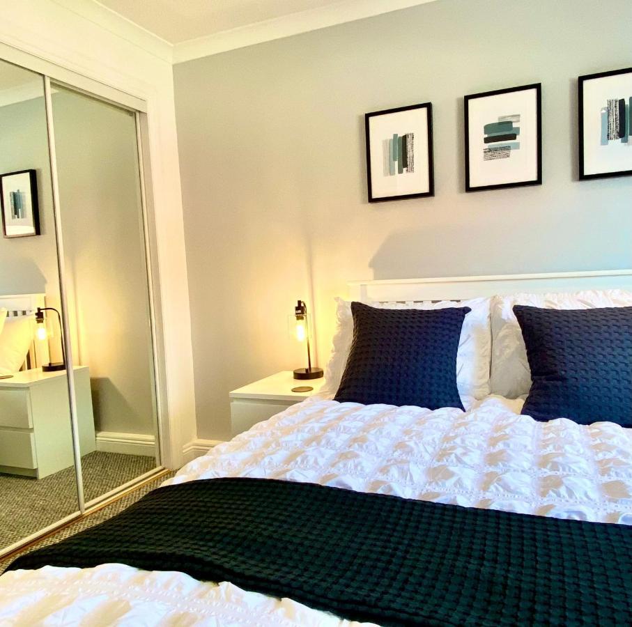 3 Bedroom - 2 Bathroom Townhouse In Corstorphine Near Murrayfield Stadium - Direct Bus To Centre In 20 Minutes - Two Private Parking Spaces - Private Sunny Garden - Recently Refurbished Ferienhaus Edinburgh