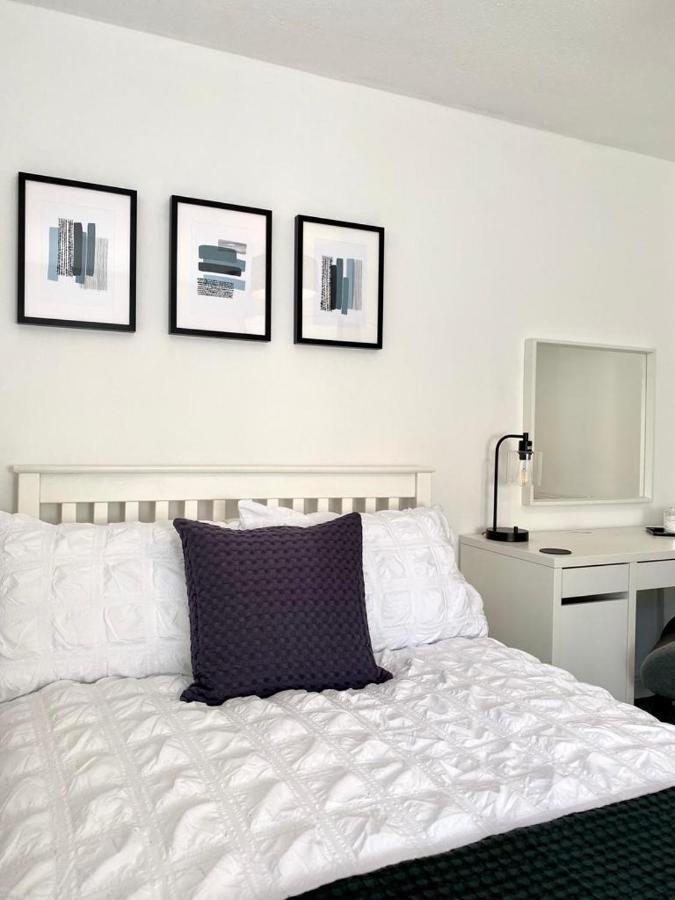 3 Bedroom - 2 Bathroom Townhouse In Corstorphine Near Murrayfield Stadium - Direct Bus To Centre In 20 Minutes - Two Private Parking Spaces - Private Sunny Garden - Recently Refurbished Ferienhaus Edinburgh
