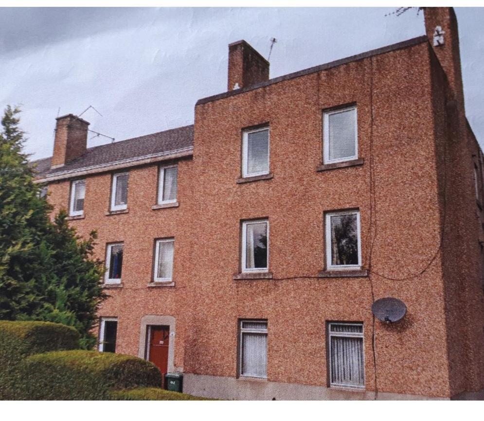 Apartment Large 3 Bedroom Apartment/flat In Ideal Location
