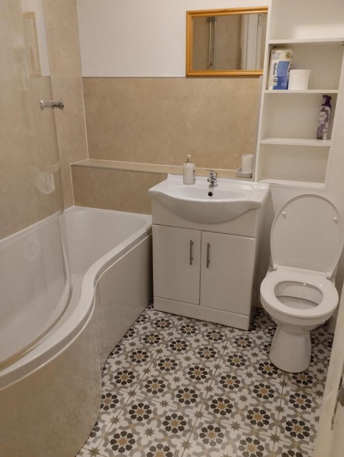 Lovely 2 Bed Main Door Flat With Free Parking Apartment *