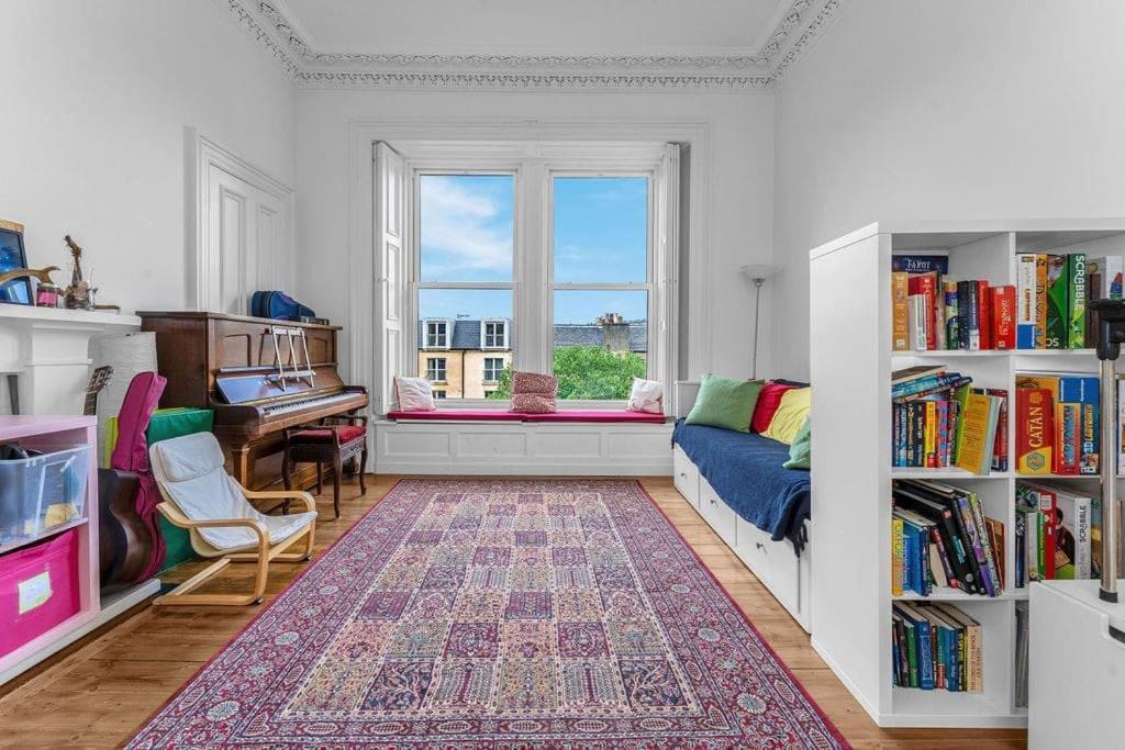 Bright And Spacious Flat Overlooking The Meadows Apartment