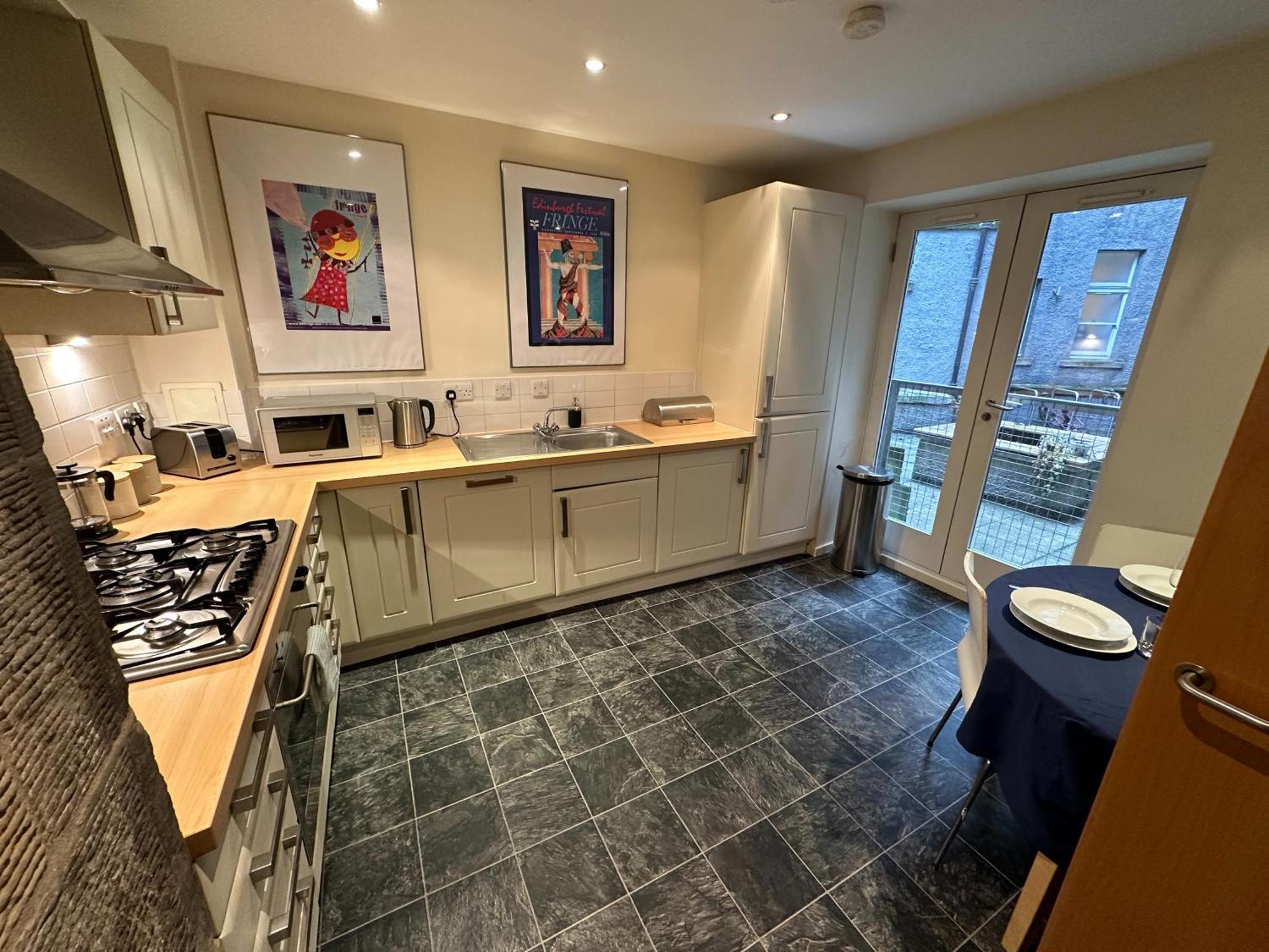Edmonstone Old Town Apartment *