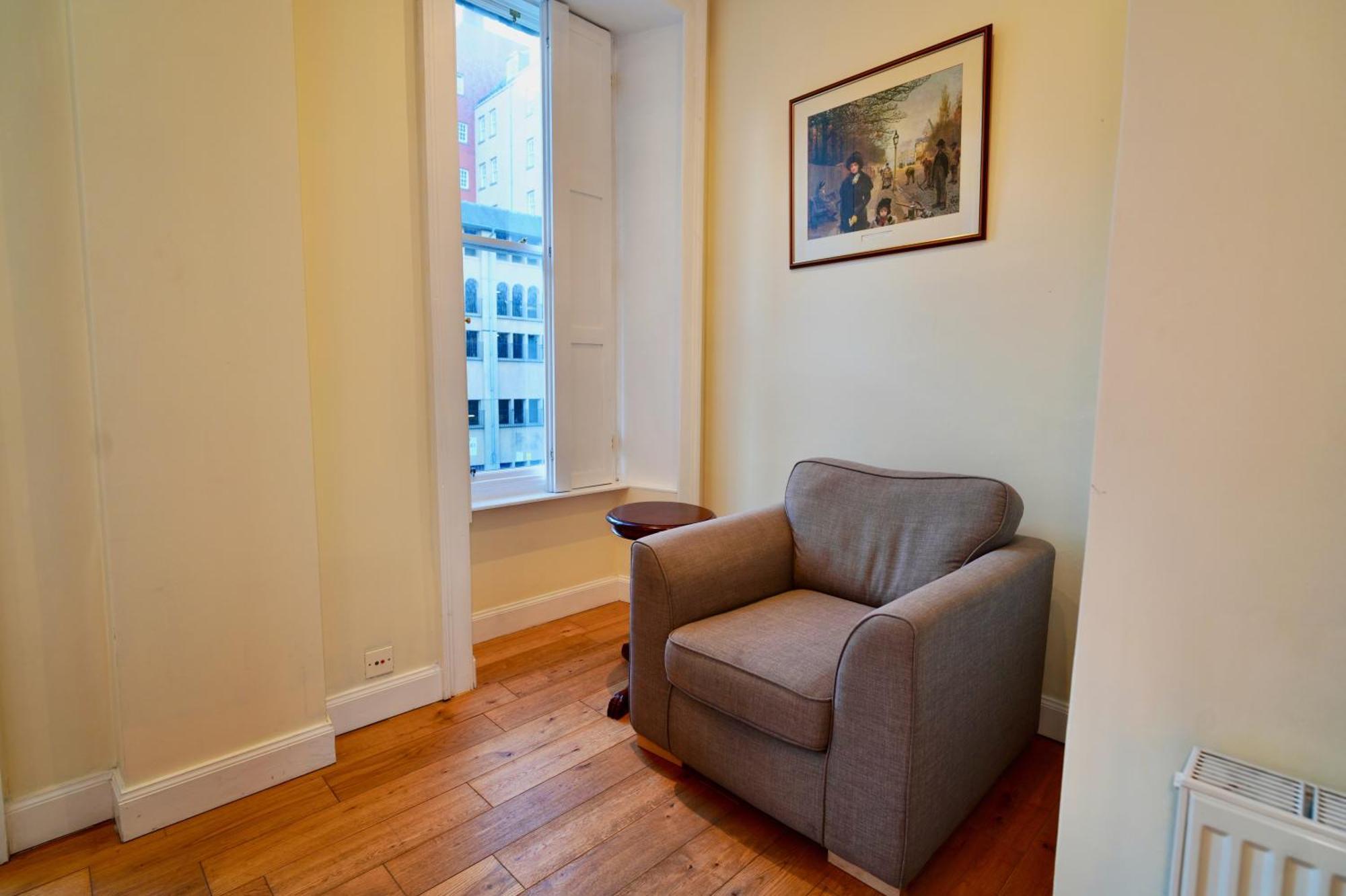 Spacious 2 Bed Next To Royal Mile & Waverley * EDI