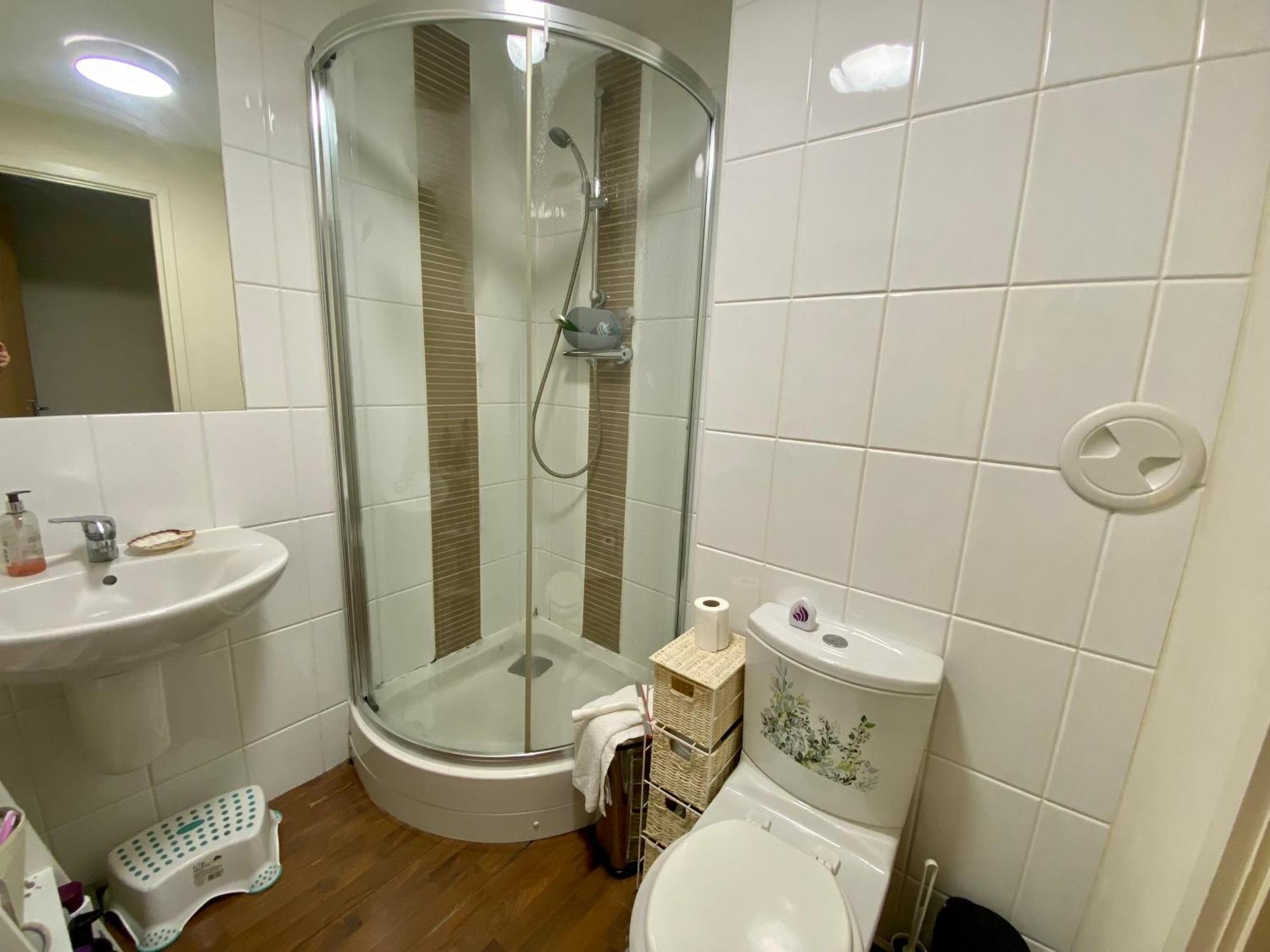 Lovely Double With Private Bathroom And Double With Shared Toilet & Parking Free Homestay