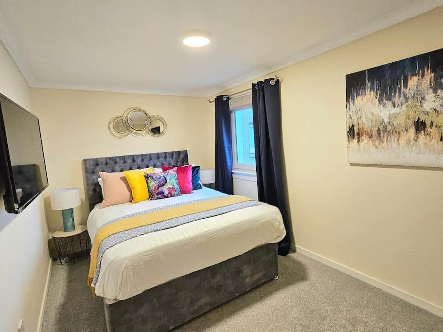 4 Bed House With 6 Beds Apartment *
