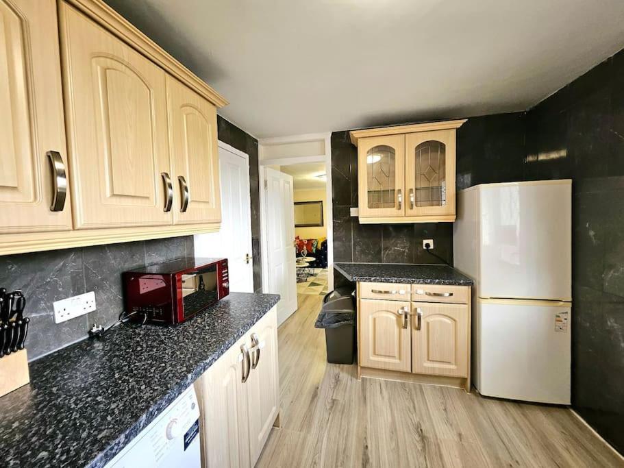 4 Bed House With 6 Beds Apartment