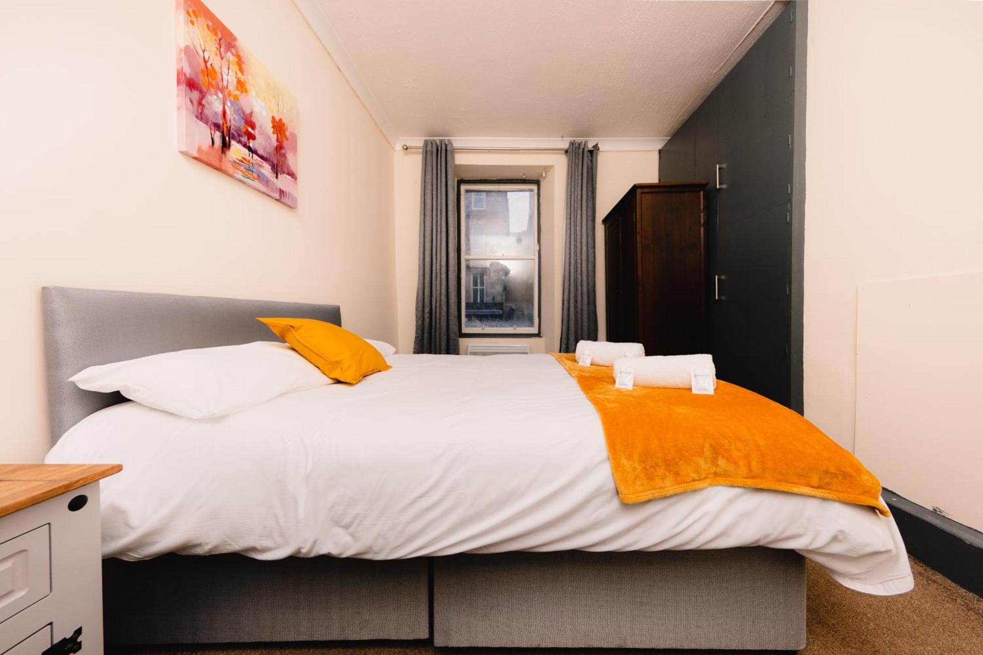 In Old Town, Cozy 4 Bedroom Flat * Edinburgh