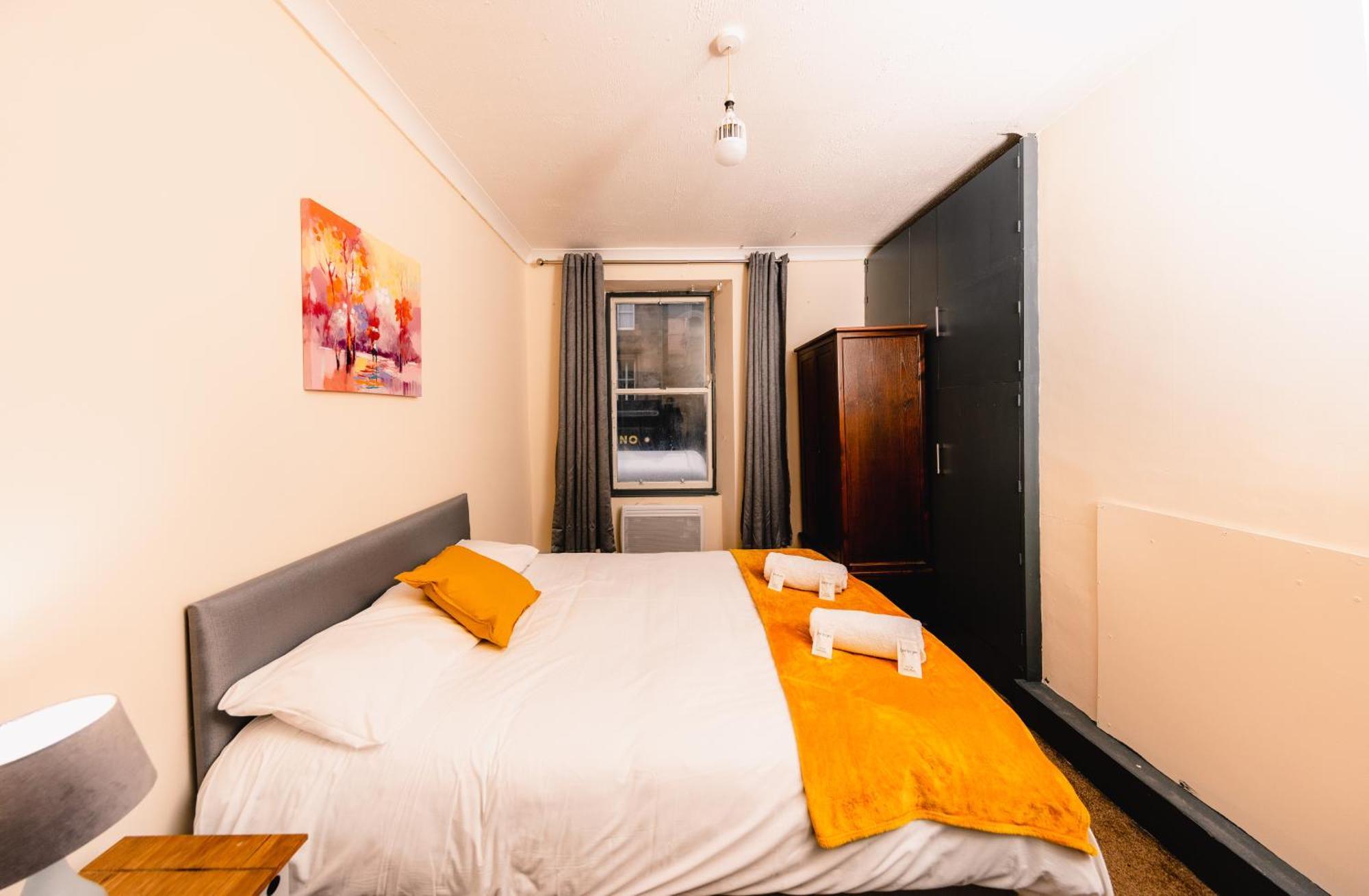 In Old Town, Cozy 4 Bedroom Flat * Edinburgh