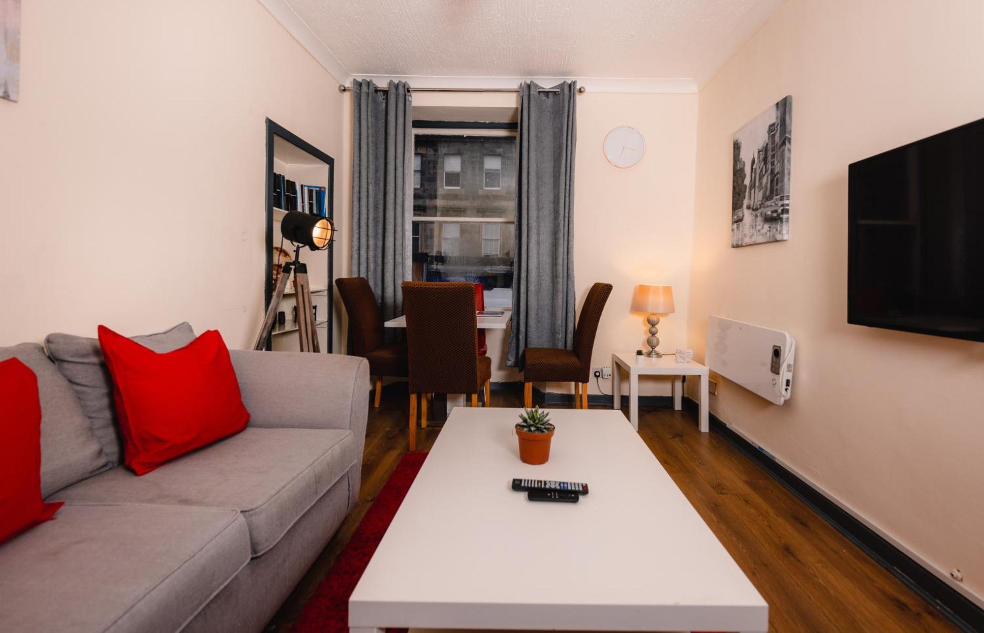 Apartment In Old Town, Cozy 4 Bedroom Flat *