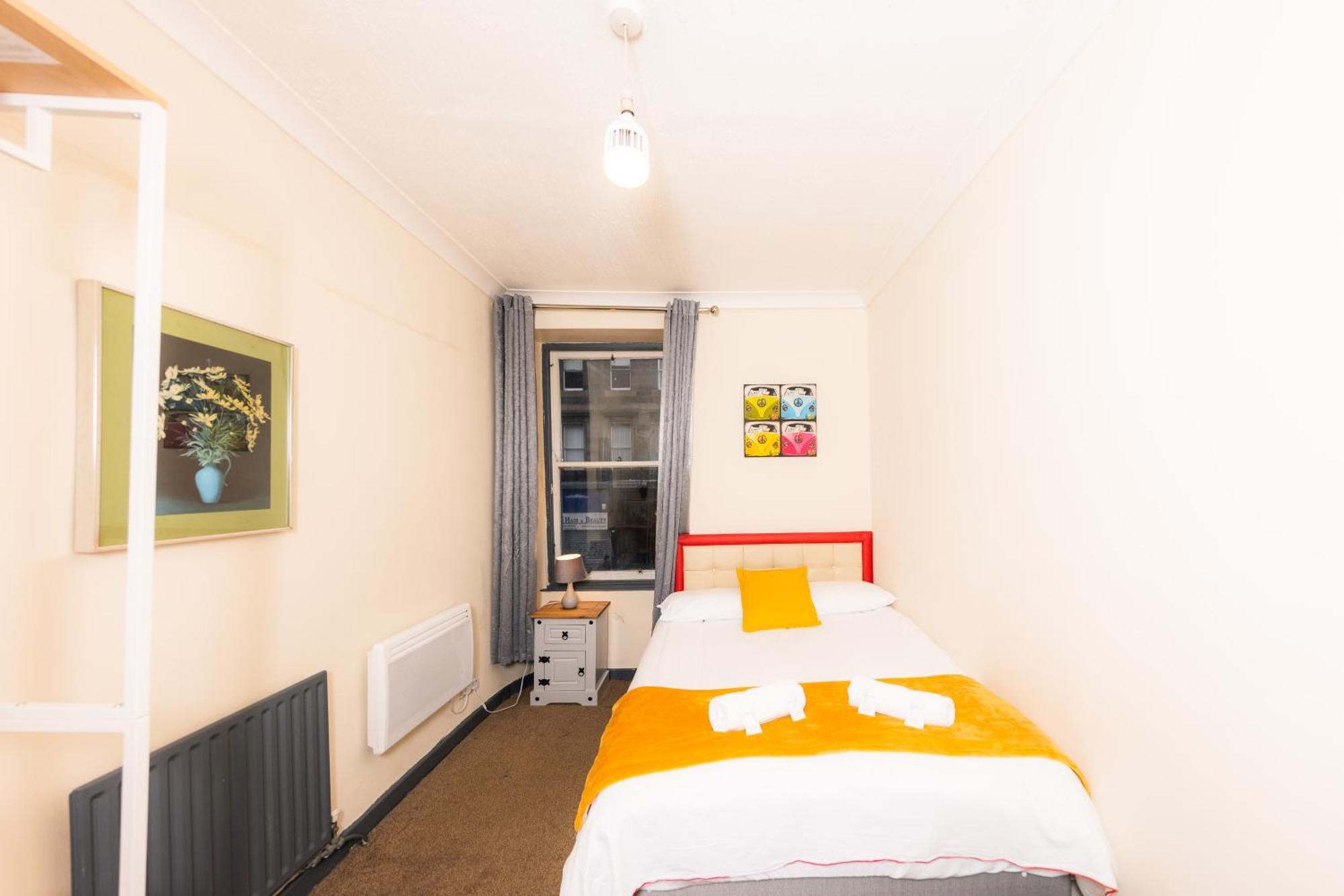 In Old Town, Cozy 4 Bedroom Flat *