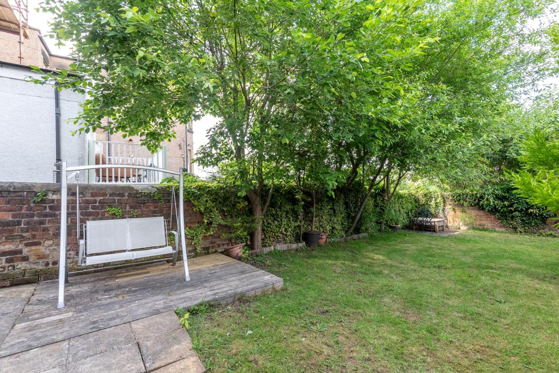 Beautiful Victorian Townhouse With Private Garden, Close To The Beach