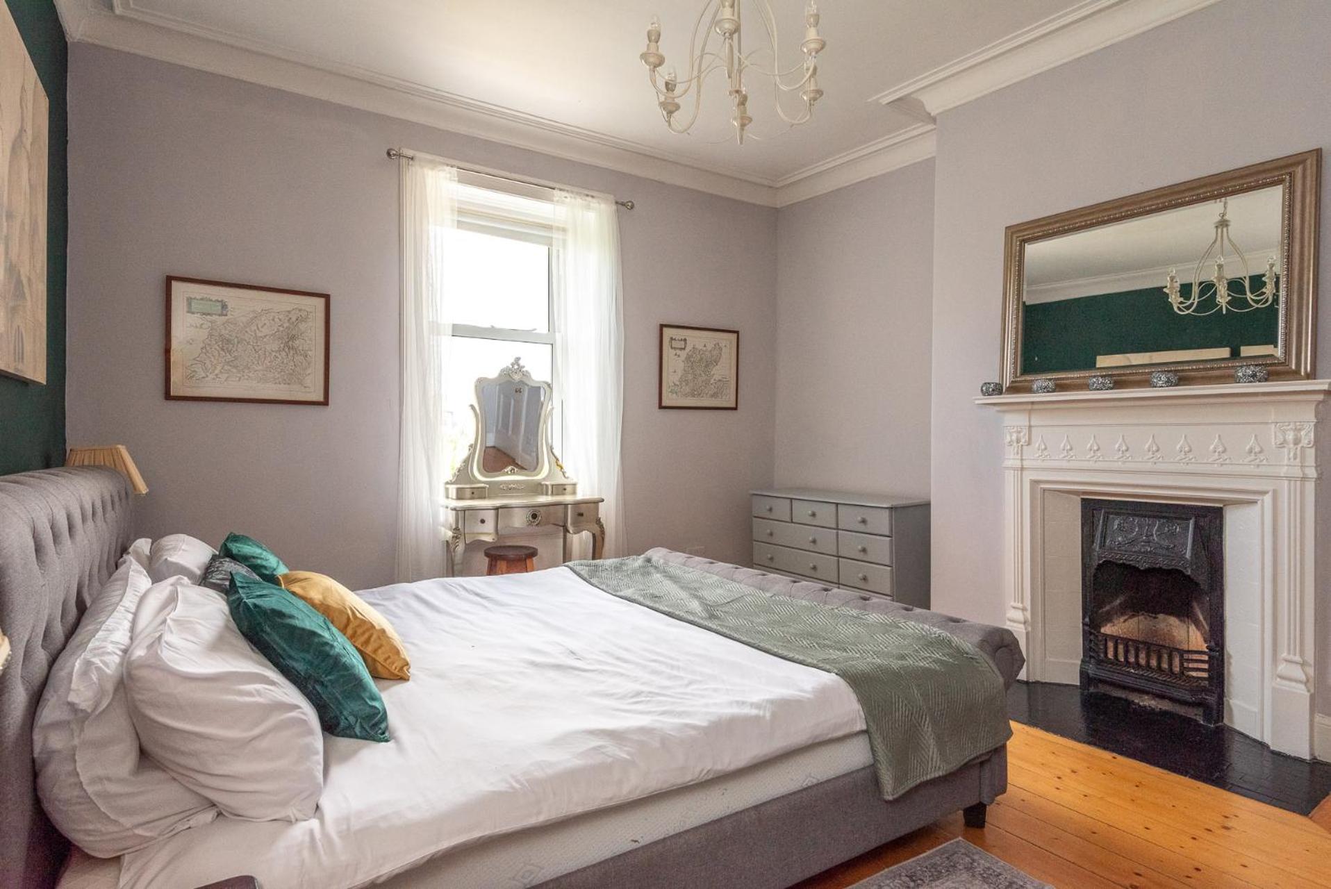 Beautiful Victorian Townhouse With Private Garden, Close To The Beach *