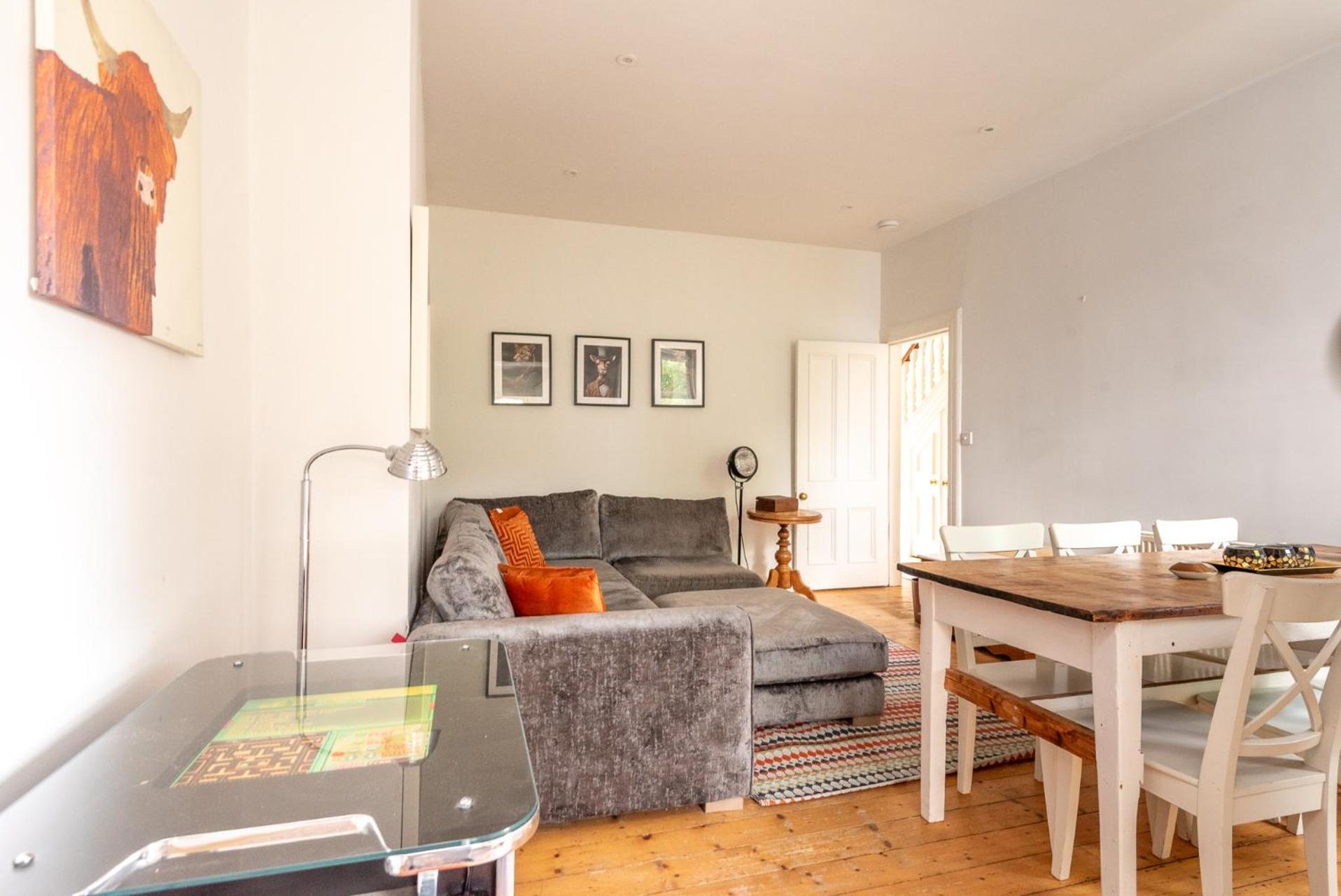 Beautiful Victorian Townhouse With Private Garden, Close To The Beach *