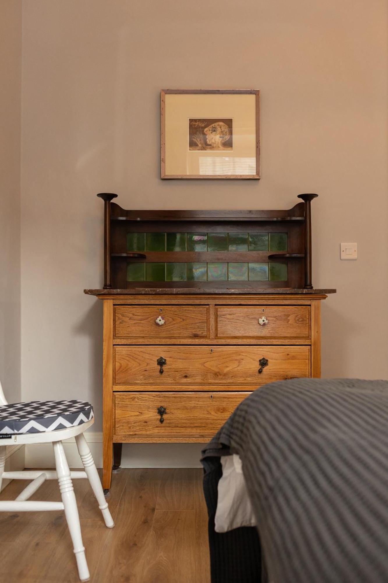 Spacious 2 Bedroom House Near The Meadows Apartment