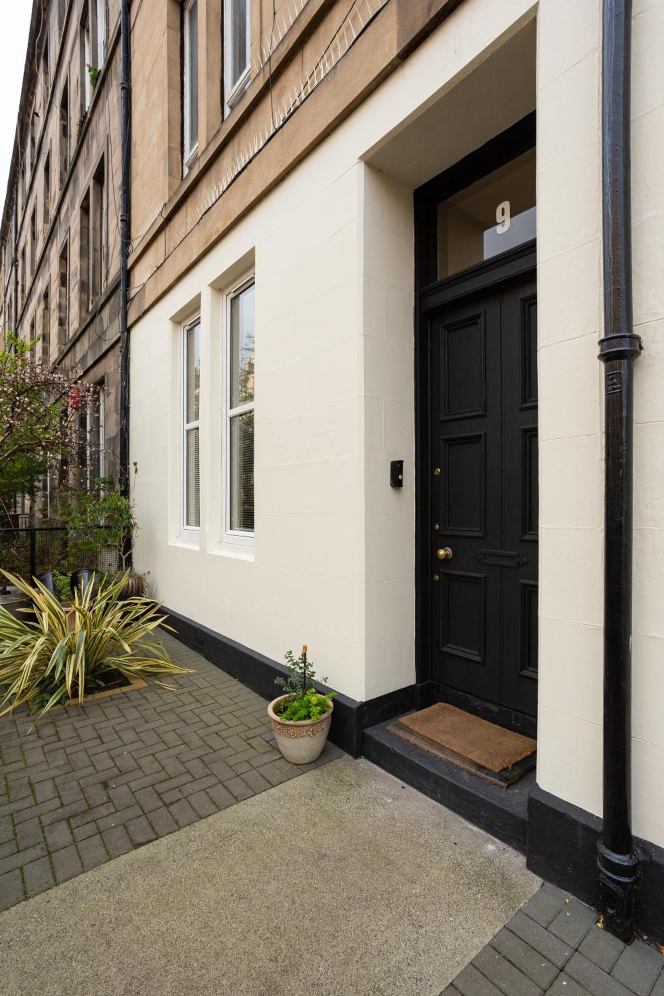 Apartment Spacious 2 Bedroom House Near The Meadows *