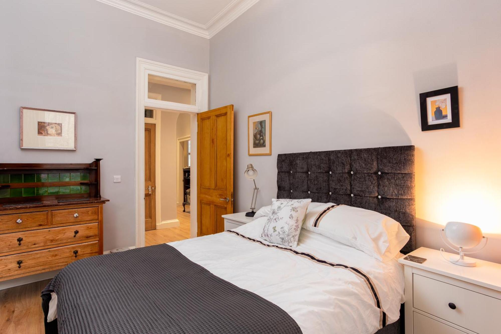 Spacious 2 Bedroom House Near The Meadows Apartment