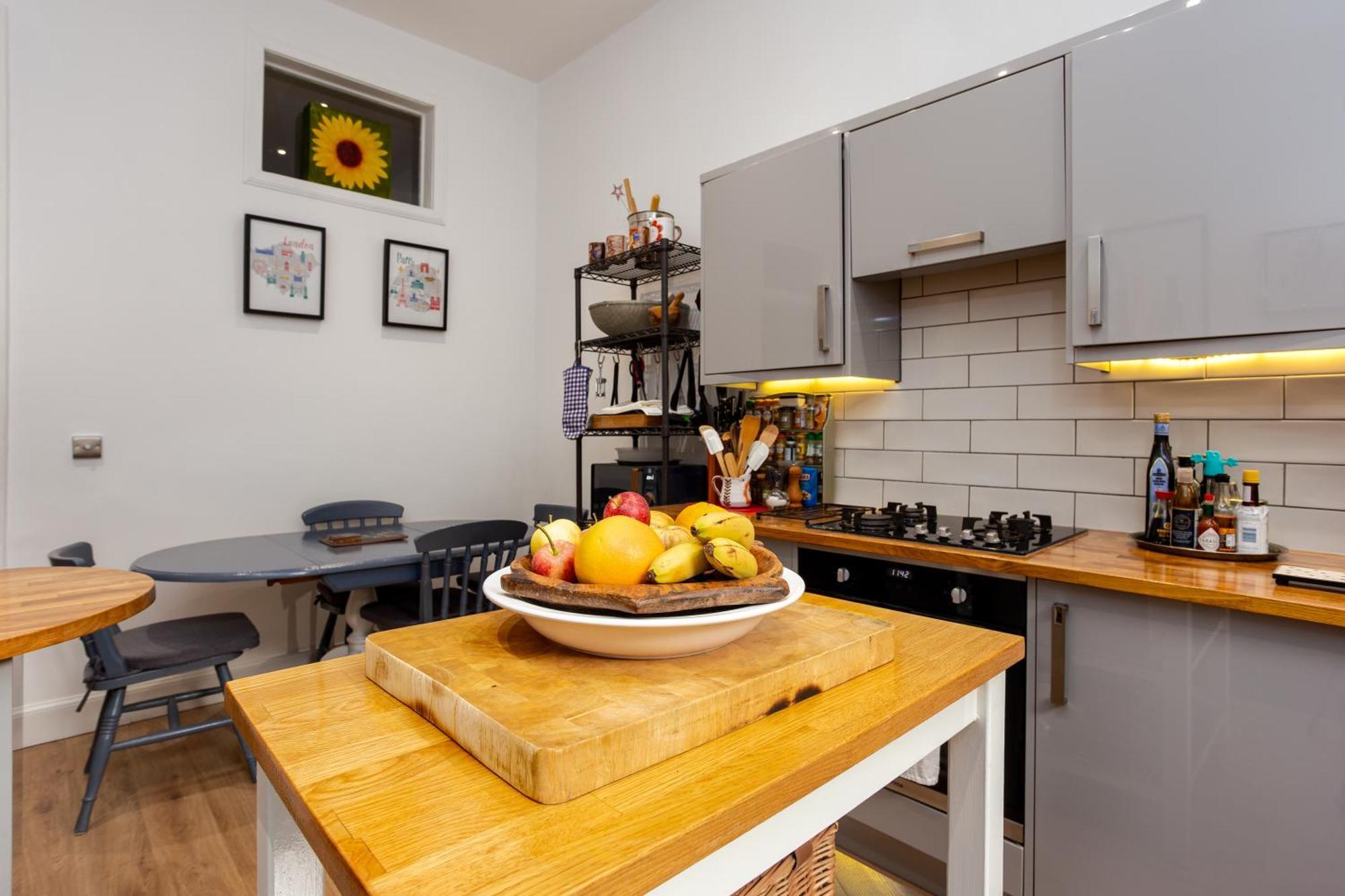 Spacious 2 Bedroom House Near The Meadows Apartment