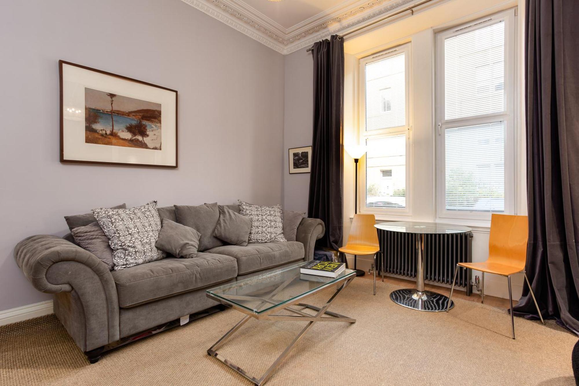 Spacious 2 Bedroom House Near The Meadows Apartment *