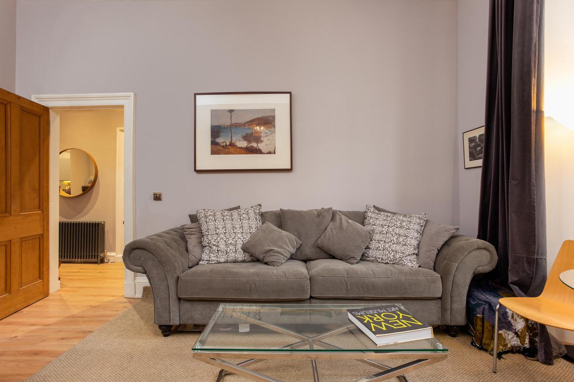 Apartment Spacious 2 Bedroom House Near The Meadows *