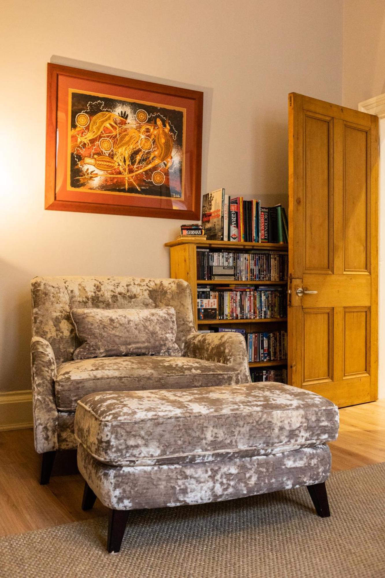 Spacious 2 Bedroom House Near The Meadows *