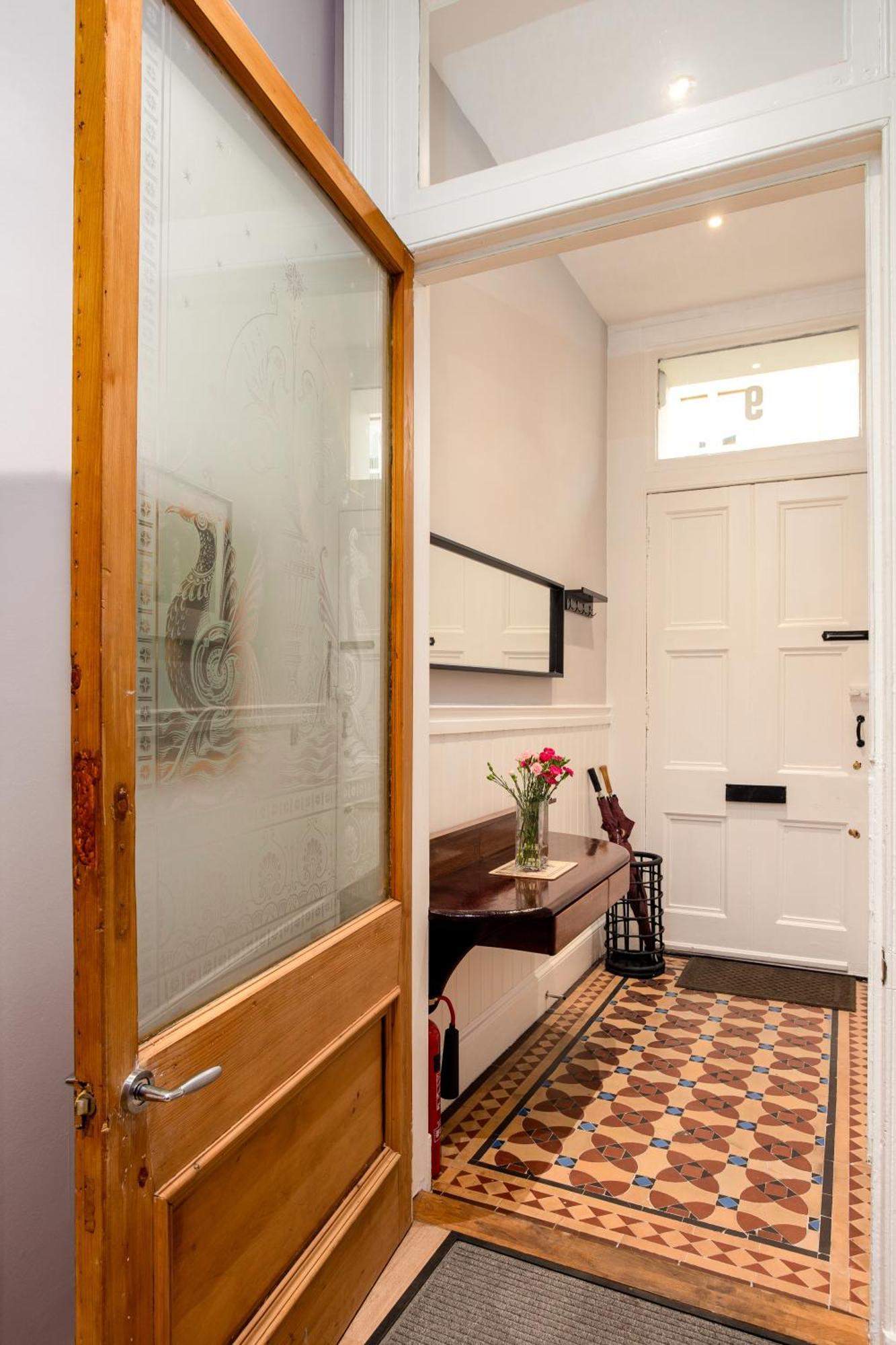 Spacious 2 Bedroom House Near The Meadows