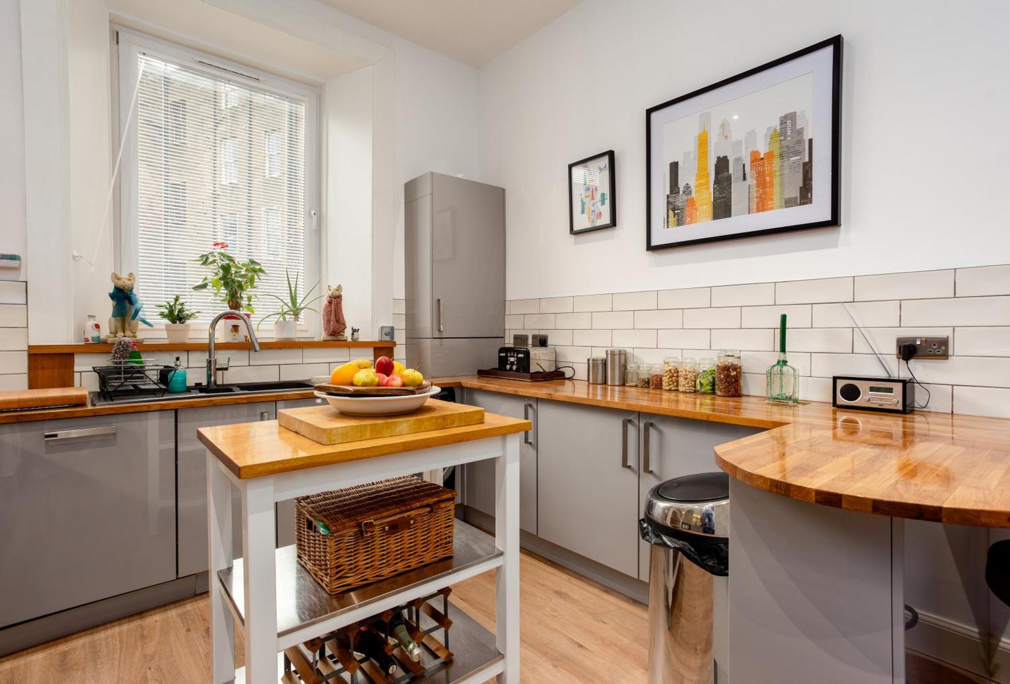 Apartment Spacious 2 Bedroom House Near The Meadows