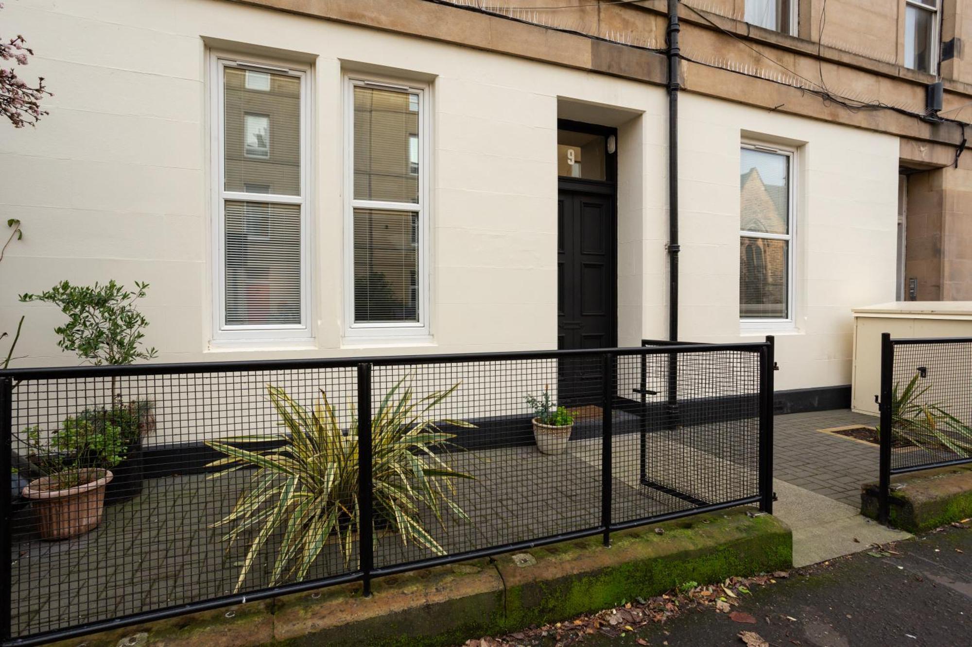 Spacious 2 Bedroom House Near The Meadows